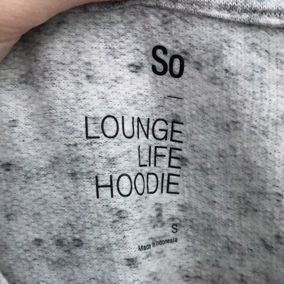 thinner sweatshirt, soft on the inside it was never worn but I took the tags of - Picture 2 of 3